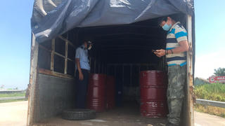 Phát hiện hơn 3.000 lít hóa chất công nghiệp vi phạm vận chuyển qua “luồng xanh”