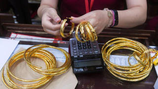 Giá vàng neo cao, nhà đầu tư cẩn trọng “lướt sóng”