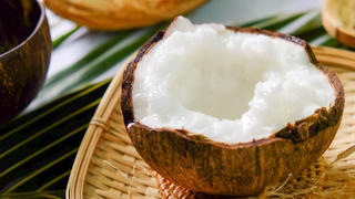 Dừa sáp Trà Vinh được bán 600.000 đồng/trái tại Australia