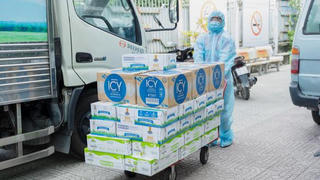 Vinamilk tiếp sức lực lượng tuyến đầu đang ngày đêm xét nghiệm sàng lọc cho người dân TP.HCM