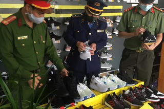 Phát hiện hơn 4.200 đôi giày Nike, Adidas giả mạo 
