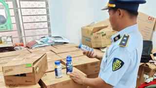 Tạm giữ 2.400 hộp sữa Ensure Gold nghi nhập lậu