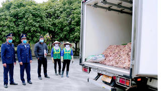 Tiêu hủy 2.400 kg mỡ động vật không rõ nguồn gốc