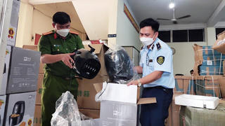 Tạm giữ số lượng lớn thực phẩm và hàng gia dụng không rõ nguồn gốc trị giá 1,2 tỷ đồng