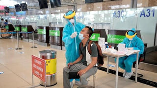 Hàng không tính phí test nhanh COVID-19 vào giá vé máy bay