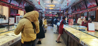 Giá vàng SJC lao dốc, vẫn cao hơn thế giới gần 12 triệu đồng/lượng