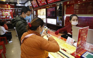 Giá vàng lên - xuống khó lường trong ngày vía Thần tài