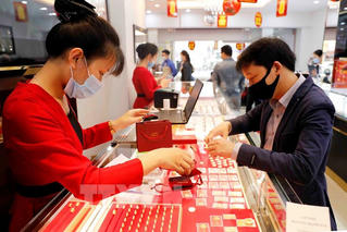 Tăng theo đà thế giới, vàng trong nước tiến thẳng mốc 64 triệu đồng/lượng