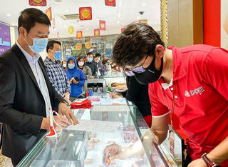 Giá vàng vọt tăng lên đỉnh mới