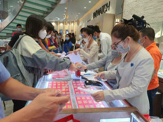 Thế giới biến động, vàng trong nước tiến thẳng lên mốc 65 triệu đồng/lượng