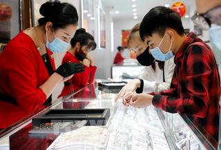 Giá vàng thiết lập kỷ lục lịch sử, tăng hơn 3 triệu đồng/lượng chỉ trong một ngày