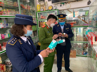 Tạm giữ lô thuốc “điều trị COVID-19” có dấu hiệu vi phạm tại Sơn La