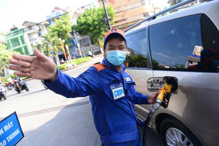 Giá xăng có thể tăng tới mức nào trong kỳ điều chỉnh ngày mai?
