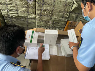 Thu giữ 60.000 kit test COVID-19, 80.000 viên Liên Hoa Thanh Ôn nhập lậu