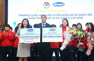 Vinamilk trao thưởng, mừng thành tích các cô gái ‘kim cương’ của bóng đá Việt Nam