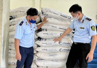 Tạm giữ gần 15 tấn đường kính trắng Thái Lan không có chứng từ