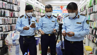 Triệt phá cơ sở gia công, lắp ráp sạc điện thoại 'rởm'