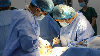 Mổ cấp cứu 'bắt con' cho sản phụ bị nhau tiền đạo, nhau cài răng lược nguy hiểm