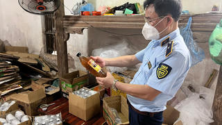 Bắt quả tang cơ sở sản xuất dùng đường trộn mạch nha sản xuất ra 2.000 lít mật ong