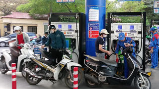 Tăng lần thứ 6 liên tiếp, giá xăng lập đỉnh mới