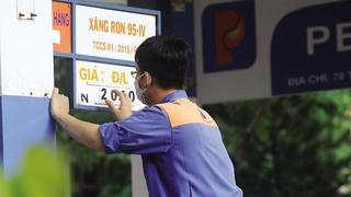Giá xăng tăng thêm 500 đồng/lít, tiếp tục lập đỉnh mới