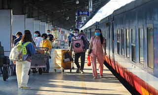 Mua vé tàu Tết qua 'cò mồi, chợ đen', hành khách có nguy cơ không được đi tàu