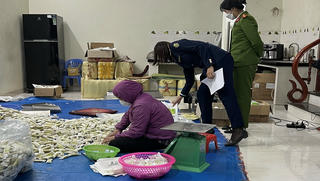 Phát hiện cơ sở sản xuất bánh gạo giả mạo nhãn hiệu Vetrue của Nhật Bản