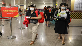 Vietjet chở miễn phí trẻ mồ côi do COVID-19 về nhà ăn Tết