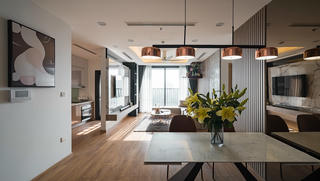 Căn hộ mang phong cách Modernism được decor với gam màu trầm, sang trọng