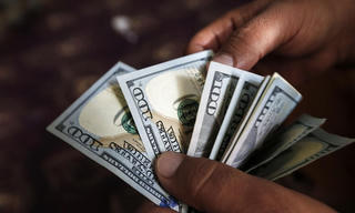 Tỷ giá USD hôm nay - 17/2: Trong nước tăng mạnh, thế giới vượt khỏi mốc 104 điểm