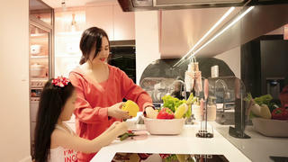 Giữ “lửa tình yêu”, chồng chi 700 triệu tặng vợ ngôi nhà đẹp như phim Hàn