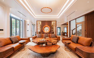 Căn biệt thự mang phong cách phóng khoáng pha lẫn nét cổ điển từ vật liệu gỗ óc chó, da bò tự nhiên và đá