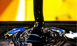 Giá xăng dầu hôm nay- 16/3: Giá dầu thô 'quay đầu' tăng trở lại