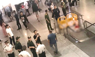 Rơi từ tầng 3 sân bay Nội bài, một nam hành khách chấn thương nguy kịch