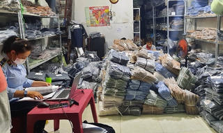 Phát hiện hơn 1.600 chiếc quần kaki giả mạo nhãn hiệu Under Armour