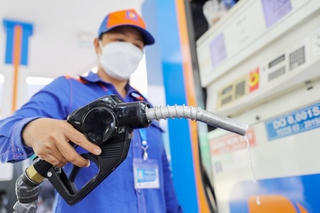 Giá xăng giảm mạnh hơn 1.300 đồng/lít từ 15h hôm nay
