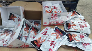 Phát hiện hơn 15.000 gói cánh vịt ăn liền không rõ nguồn gốc xuất xứ