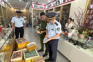 Thu giữ gần 3.000 phụ kiện điện thoại không rõ nguồn gốc, xuất xứ tại Nghệ An