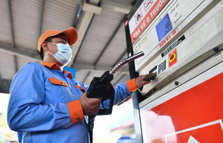 Xăng giữ giá, dầu diesel và dầu hỏa tăng giá