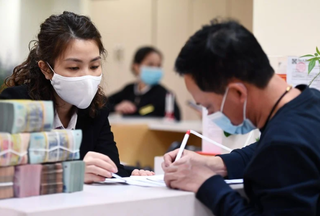 Vấn đề rút BHXH - làm sao để cân bằng lợi ích cá nhân và xã hội?