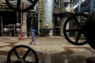 Giá dầu thô thế giới tăng hơn 2% chỉ sau một đêm