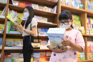 Thủ tướng chỉ đạo kiểm tra ngay việc biên soạn, phát hành sách giáo khoa và tuyển dụng giáo viên cho năm học mới