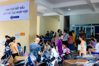 “Dẹp” tình trạng xếp hàng xin đi học 