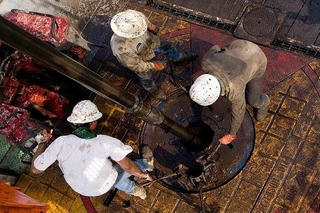 Phục hồi phiên đầu tuần, giá dầu giữ trên mức 80 USD/thùng