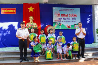 Xúc động Lễ khai giảng của thầy và trò trên huyện đảo Trường Sa