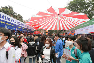 Tuyển vượt chỉ tiêu, ồ ạt mở ngành mới: Các trường đại học bị 'tuýt còi'