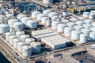 Cuối tuần, giá dầu thô thế giới vọt tăng trở lại 