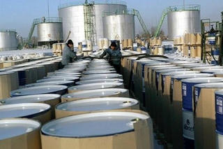 'Nhảy vọt', dầu thô thế giới vượt khỏi mốc 94 USD/thùng