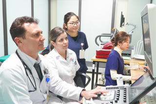 Gia đình bác sĩ Cuba tại Việt Nam: Hạnh phúc khi được cứu người