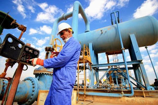 Giá dầu thế giới tăng mạnh phiên đầu tuần